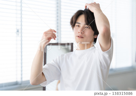 窓際でスキンケアをする若い男性 138315086