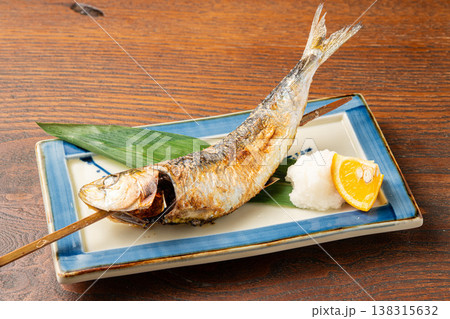 イワシの原始焼き 炭火で焼き上げた香ばしい魚料理 138315632
