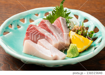 鰤刺身 新鮮なブリの定番和食お造り 138315640