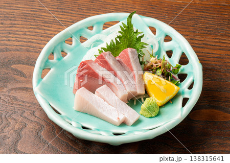 鰤刺身 新鮮なブリの定番和食お造り 138315641