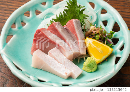 鰤刺身 新鮮なブリの定番和食お造り 138315642