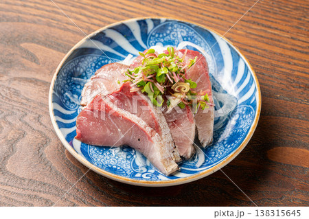 鰤のわら焼き塩たたき 香ばしい藁焼きの海鮮和食料理 鰤のわら焼き塩たたき 香ばしい藁焼きの海鮮和食料理 138315645