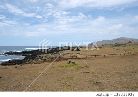 イースター島 アフ・テピトクラとポイケ火山の風景 138315938