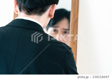 鏡の前で身だしなみを整えるスーツ姿の男性 鏡の前で身だしなみを整えるスーツ姿の男性 138316047