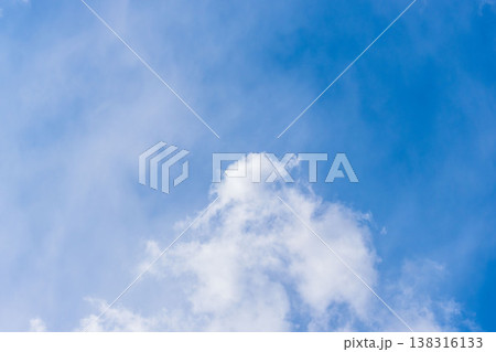 冬の寒い日　澄んだ空と雲のクローズアップ05 138316133