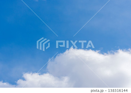 冬の寒い日　澄んだ空と雲のクローズアップ15 138316144