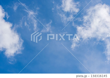 冬の寒い日　澄んだ空と雲のクローズアップ16 138316145