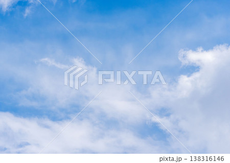 冬の寒い日　澄んだ空と雲のクローズアップ17 138316146