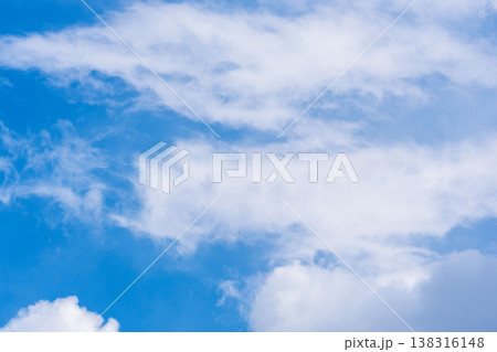 冬の寒い日　澄んだ空と雲のクローズアップ19 138316148