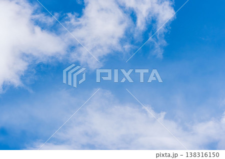 冬の寒い日　澄んだ空と雲のクローズアップ21 138316150
