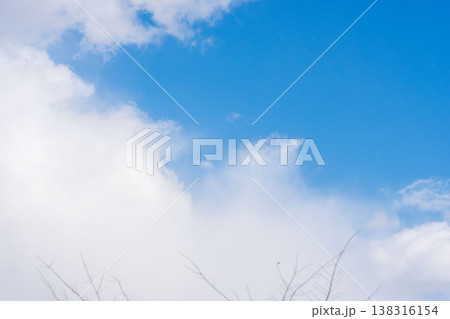 冬の寒い日　澄んだ空と雲のクローズアップ24 138316154