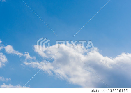 冬の寒い日　澄んだ空と雲のクローズアップ25 138316155