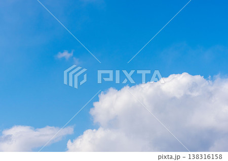 冬の寒い日　澄んだ空と雲のクローズアップ28 138316158