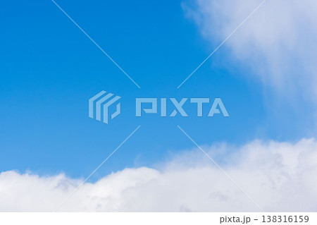 冬の寒い日　澄んだ空と雲のクローズアップ29 138316159