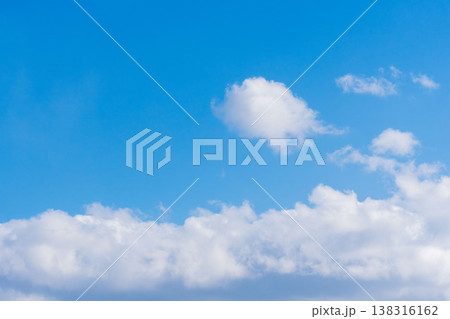 冬の寒い日　澄んだ空と雲のクローズアップ32 138316162