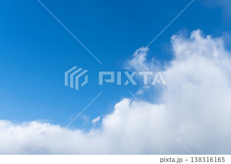 冬の寒い日　澄んだ空と雲のクローズアップ35 138316165
