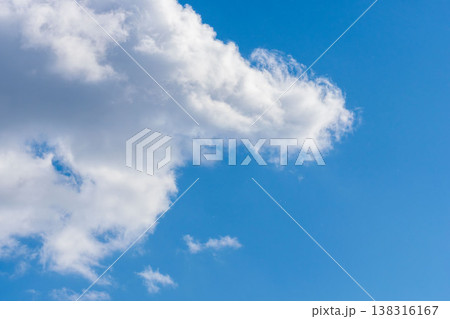 冬の寒い日　澄んだ空と雲のクローズアップ37 138316167