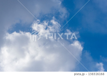 冬の寒い日　澄んだ空と雲のクローズアップ38 138316168