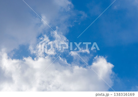 冬の寒い日　澄んだ空と雲のクローズアップ39 138316169