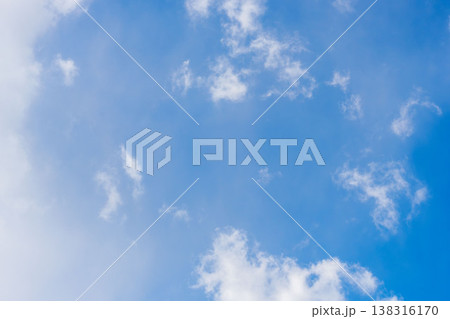 冬の寒い日　澄んだ空と雲のクローズアップ40 138316170