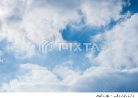 冬の山から見た空 雲に隙間から覗く青空01 冬の山から見た空 雲に隙間から覗く青空01 138316175