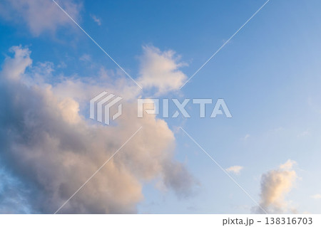 冬の日暮時の青空と輝く雲44 冬の日暮時の青空と輝く雲44 138316703