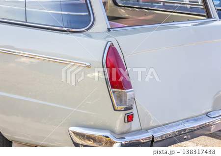 古い車のテールライト Taillights of old cars, classic cars 古い車のテールライト Taillights of old cars, classic cars 138317438