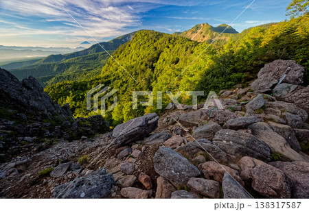 朝の北八ヶ岳・にゅうから見る天狗岳・硫黄岳と富士山 朝の北八ヶ岳・にゅうから見る天狗岳・硫黄岳と富士山 138317587