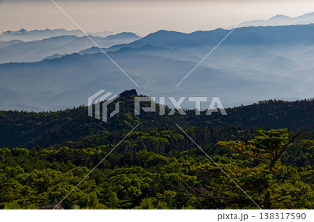 北八ヶ岳・中山付近から見るにゅうの岩峰と朝もやの山並み 138317590