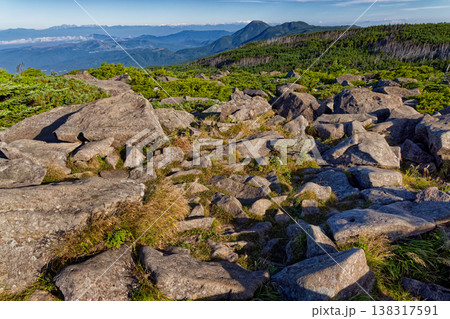 北八ヶ岳・中山から見る蓼科山と北アルプスの山並み 北八ヶ岳・中山から見る蓼科山と北アルプスの山並み 138317591