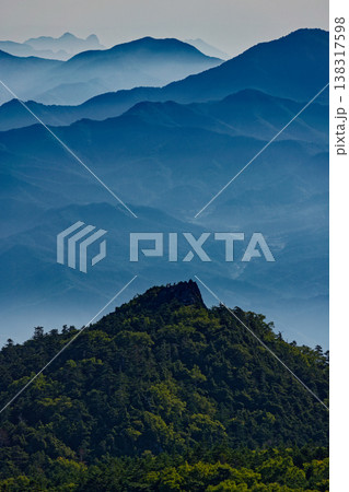 北八ヶ岳・中山展望台から見るにゅうの岩峰と朝もやの西上州の山並み 北八ヶ岳・中山展望台から見るにゅうの岩峰と朝もやの西上州の山並み 138317598