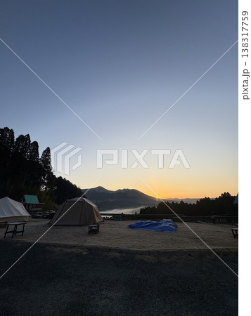 阿蘇のキャンプ場から見える朝日 138317759