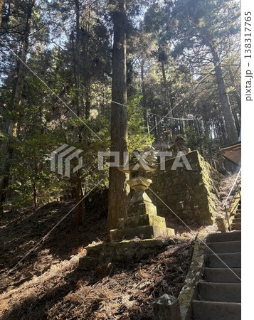 山の中にある神社の階段 山の中にある神社の階段 138317765