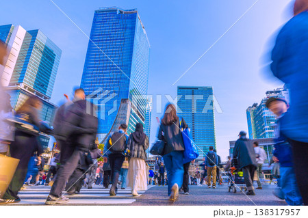 日本の東京都市景観3月28日。インバウンド続く…外国人観光客らで埋め尽くされる渋谷スクランブル交差点 日本の東京都市景観3月28日。インバウンド続く…外国人観光客らで埋め尽くされる渋谷スクランブル交差点 138317957