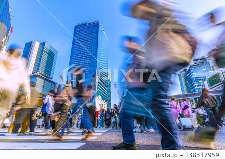 日本の東京都市景観3月28日。インバウンド続く…外国人観光客らで埋め尽くされる渋谷スクランブル交差点 日本の東京都市景観3月28日。インバウンド続く…外国人観光客らで埋め尽くされる渋谷スクランブル交差点 138317959