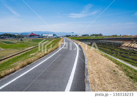 木津川左岸堤防上のサイクリングルート 京奈和自転車道 京都府八幡市 木津川左岸堤防上のサイクリングルート 京奈和自転車道 京都府八幡市 138318233