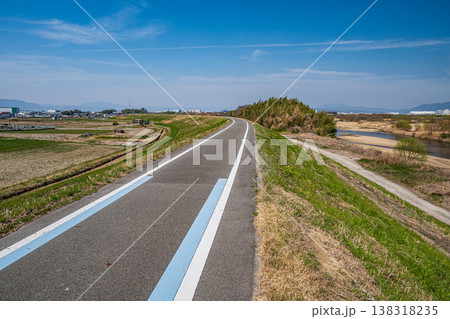 木津川左岸堤防上のサイクリングルート　京奈和自転車道　京都府八幡市　 138318235