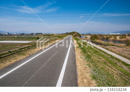 木津川左岸堤防上のサイクリングルート　京奈和自転車道　京都府八幡市　 138318236