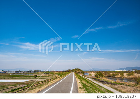 木津川左岸堤防上のサイクリングルート　京奈和自転車道　京都府八幡市　 138318237