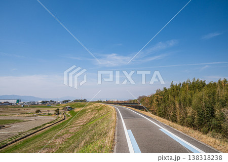木津川左岸堤防上のサイクリングルート 京奈和自転車道 京都府八幡市 木津川左岸堤防上のサイクリングルート 京奈和自転車道 京都府八幡市 138318238
