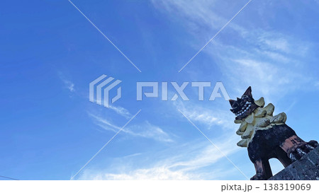 晴天の青空とシーサー／沖縄、魔除けの獅子像 138319069