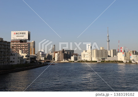 清洲橋（東京都中央区・江東区）から見るスカイツリー 138319102