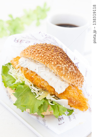 おいしいタルタルフィッシュサンドとコーヒー 138319118