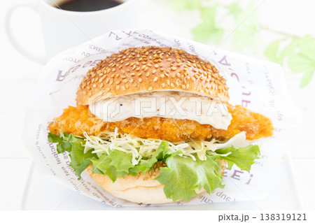 おいしいタルタルフィッシュサンドとコーヒー 138319121