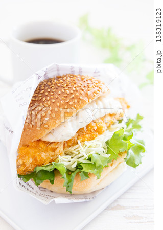 おいしいタルタルフィッシュサンドとコーヒー 138319123