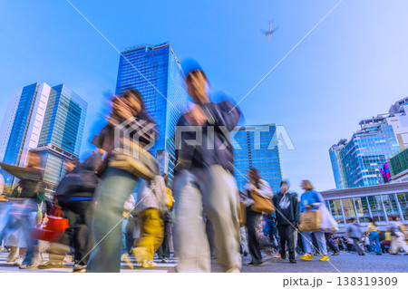 日本の東京都市景観3月28日。航空機通過…外国人観光客らで埋め尽くされる渋谷スクランブル交差点 日本の東京都市景観3月28日。航空機通過…外国人観光客らで埋め尽くされる渋谷スクランブル交差点 138319309