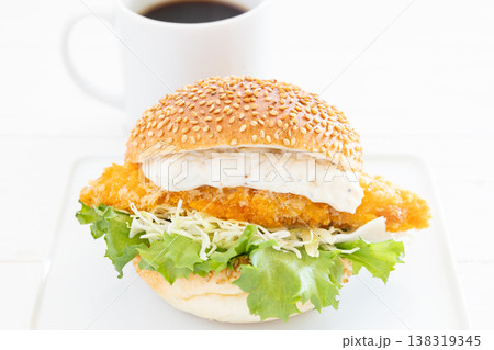 おいしいタルタルフィッシュサンドとコーヒー おいしいタルタルフィッシュサンドとコーヒー 138319345