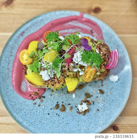 アボカドトースト　カフェごはん　おしゃれプレート　カラフル野菜　トップビュー 138319633
