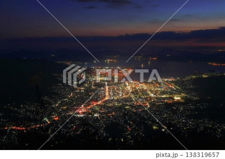 【広島県】灰ヶ峰展望台から見た呉市街地の夜景（中四国三大夜景） 138319657