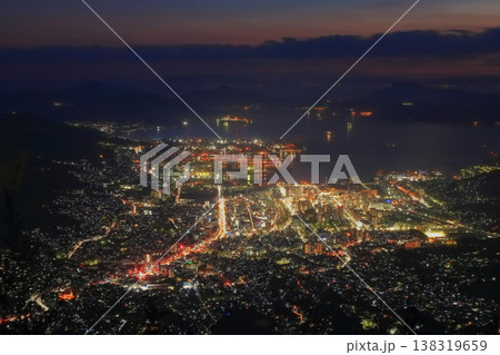 【広島県】灰ヶ峰展望台から見た呉市街地の夜景(中四国三大夜景) 【広島県】灰ヶ峰展望台から見た呉市街地の夜景(中四国三大夜景) 138319659
